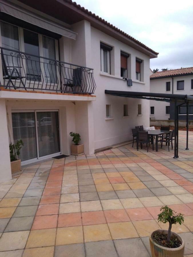 Maison De Charme Castries Buitenkant foto